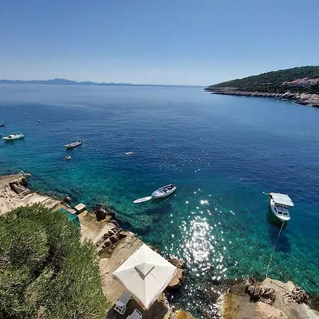 Vedran Seafront Apartment Zavalatica